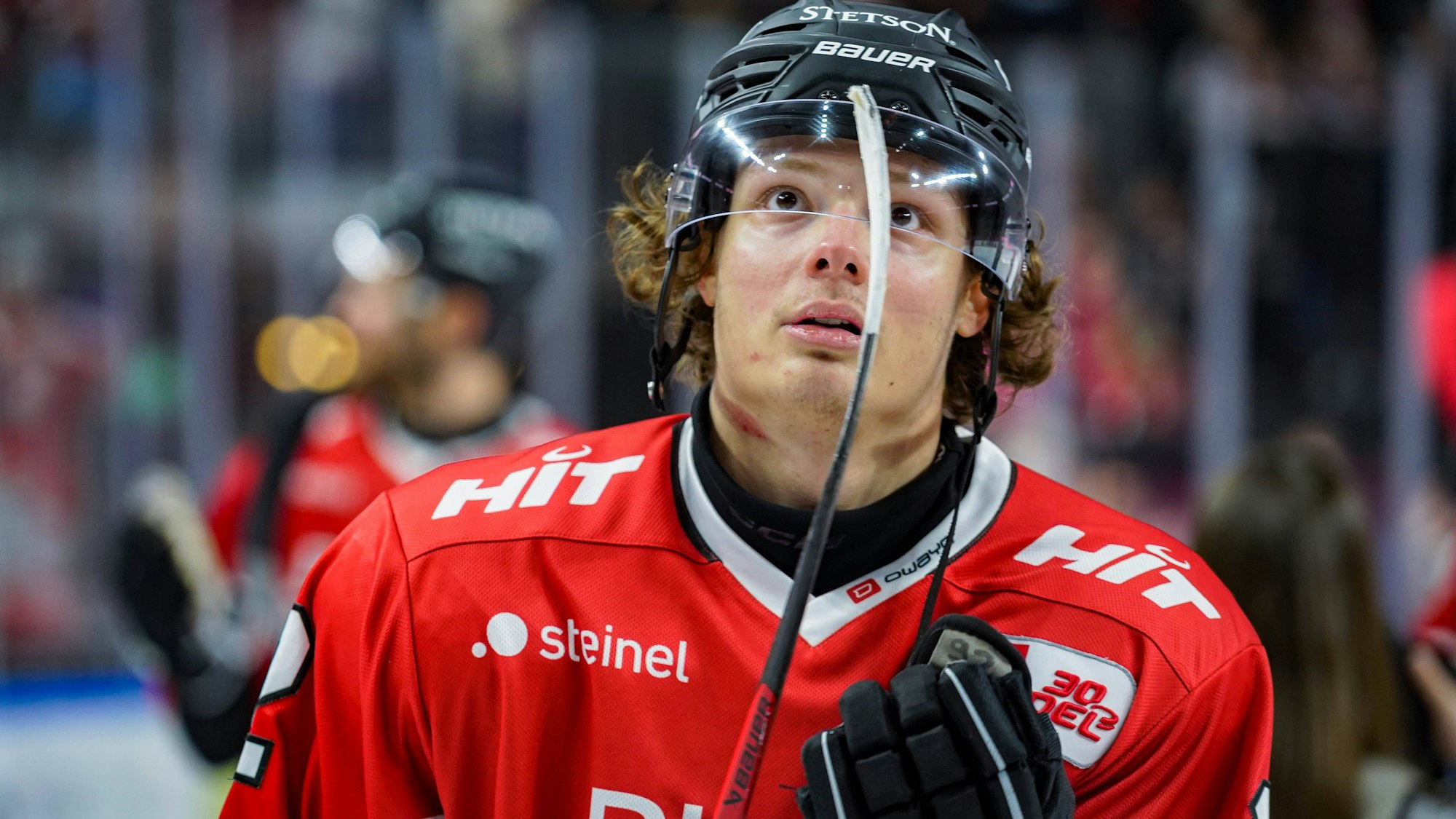 Hakon Hänelt genießt auf der Ehrenrunde den Applaus der Zuschauer für sein erstes Saisontor zum 5:1 der Kölner Haie gegen Schwenningen.