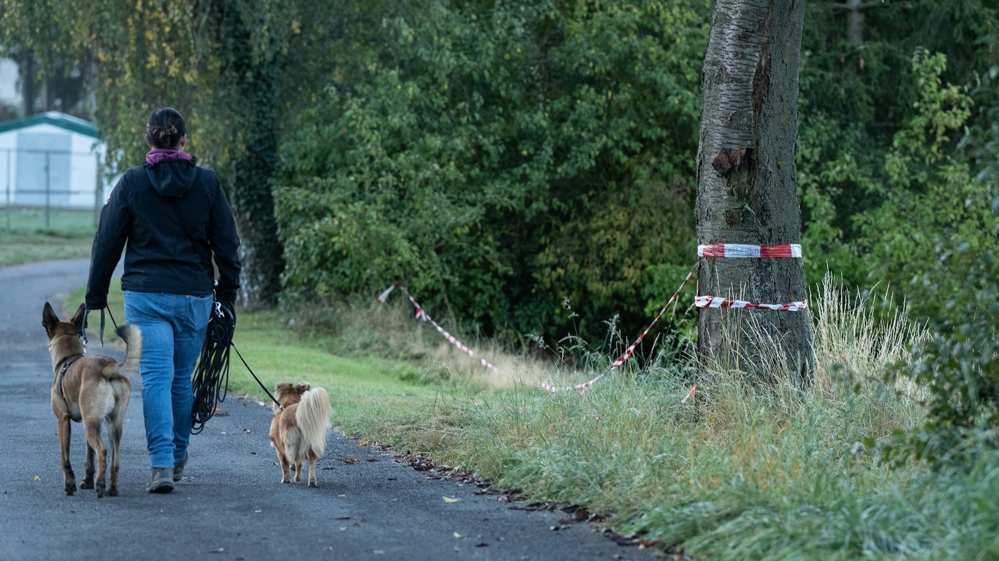 Abgesperrt ist der Fundort an einem Böschungsbereich (Symbolfoto).