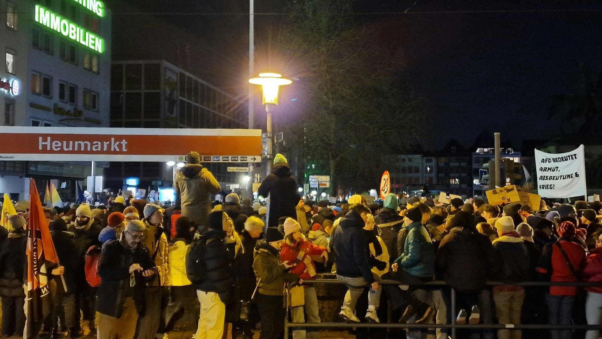 Die Haltestelle am Heumarkt: Rund eine Stunde nach Beginn der Demo fahren hier schon länger keine Bahnen mehr ein. Der Andrang auf den Heumarkt ist so groß, dass sich die Menschen bis zur Haltestelle stauen.