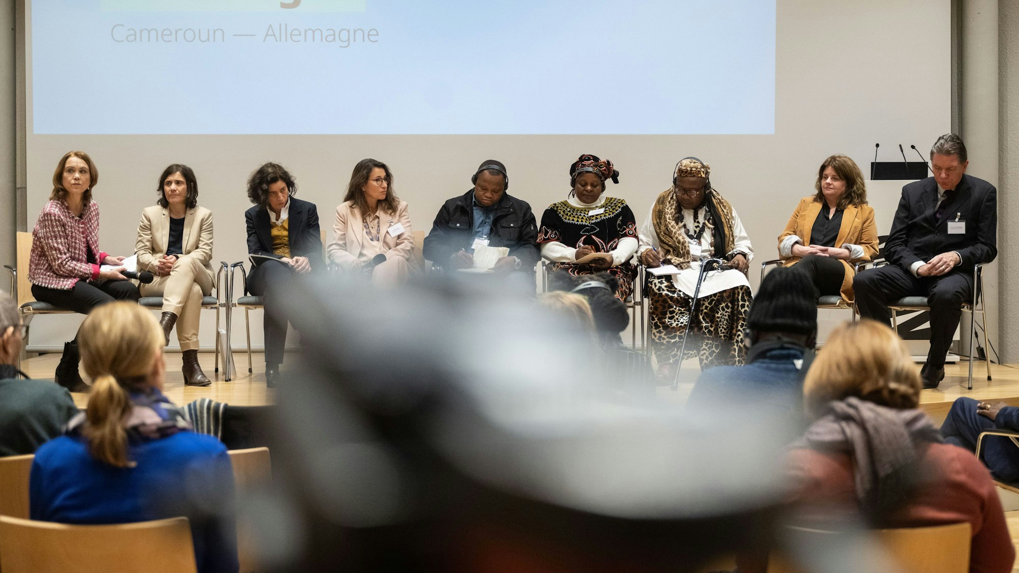 Teilnehmende des Dialogtreffens, darunter Vertretern aus Deutschland und Kamerun, bei einer Pressekonferenz im Stuttgarter Linden-Museum.