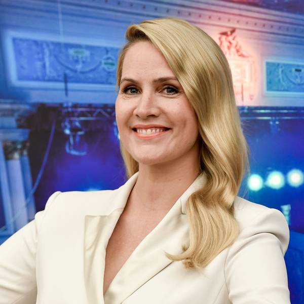 Judith Rakers lacht in die Kamera.