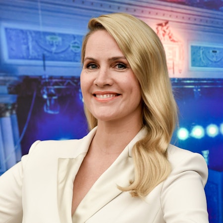 Judith Rakers lacht in die Kamera.