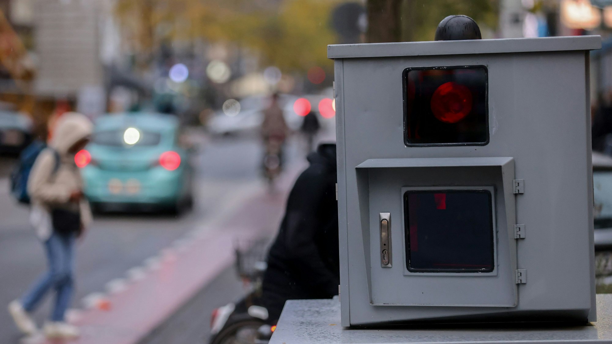 Ein Blitzer steht am Straßenrand der Venloer Straße in Köln