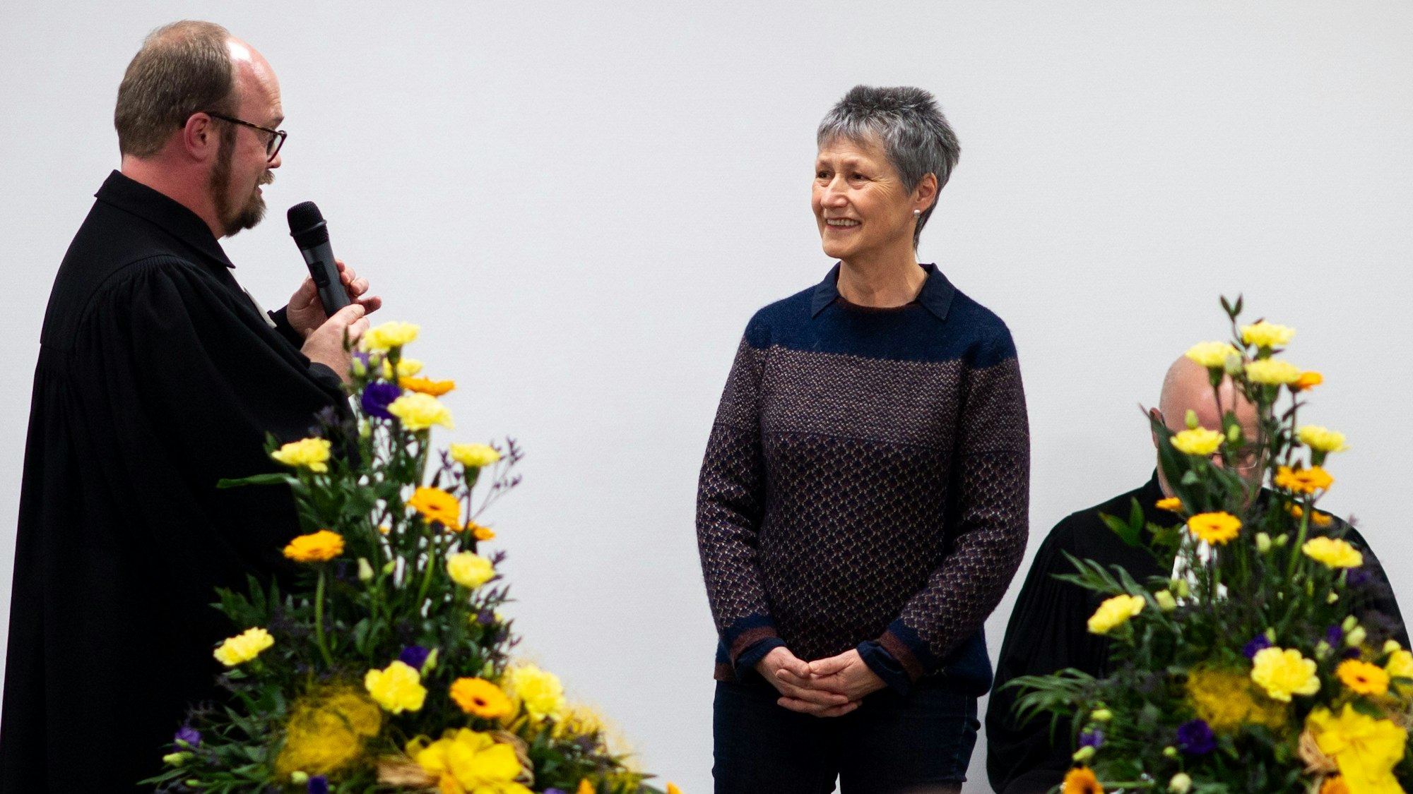 Das Bild zeigt Pfarrer Gregor Weichsel und Adelheid Vaas im Gespräch.