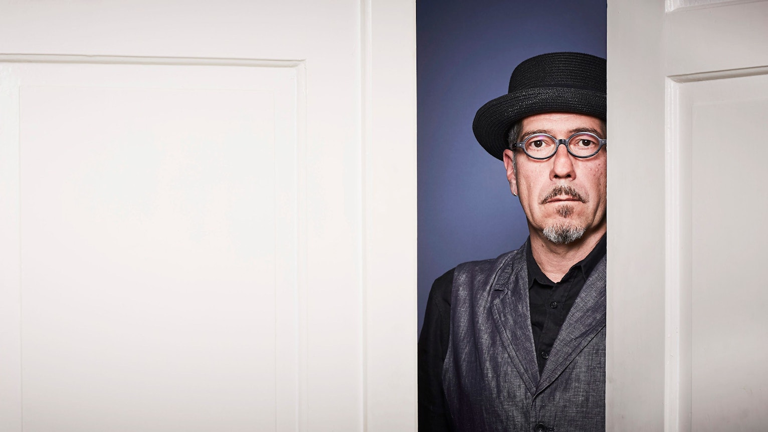 Der Kabarettist Sven Kemmler gastiert am 20. Januar 2024 zum nachgeholten Auftritt mit seinem Literaturkabarett im Matchboxtheater Hitdorf / Leverkusen.