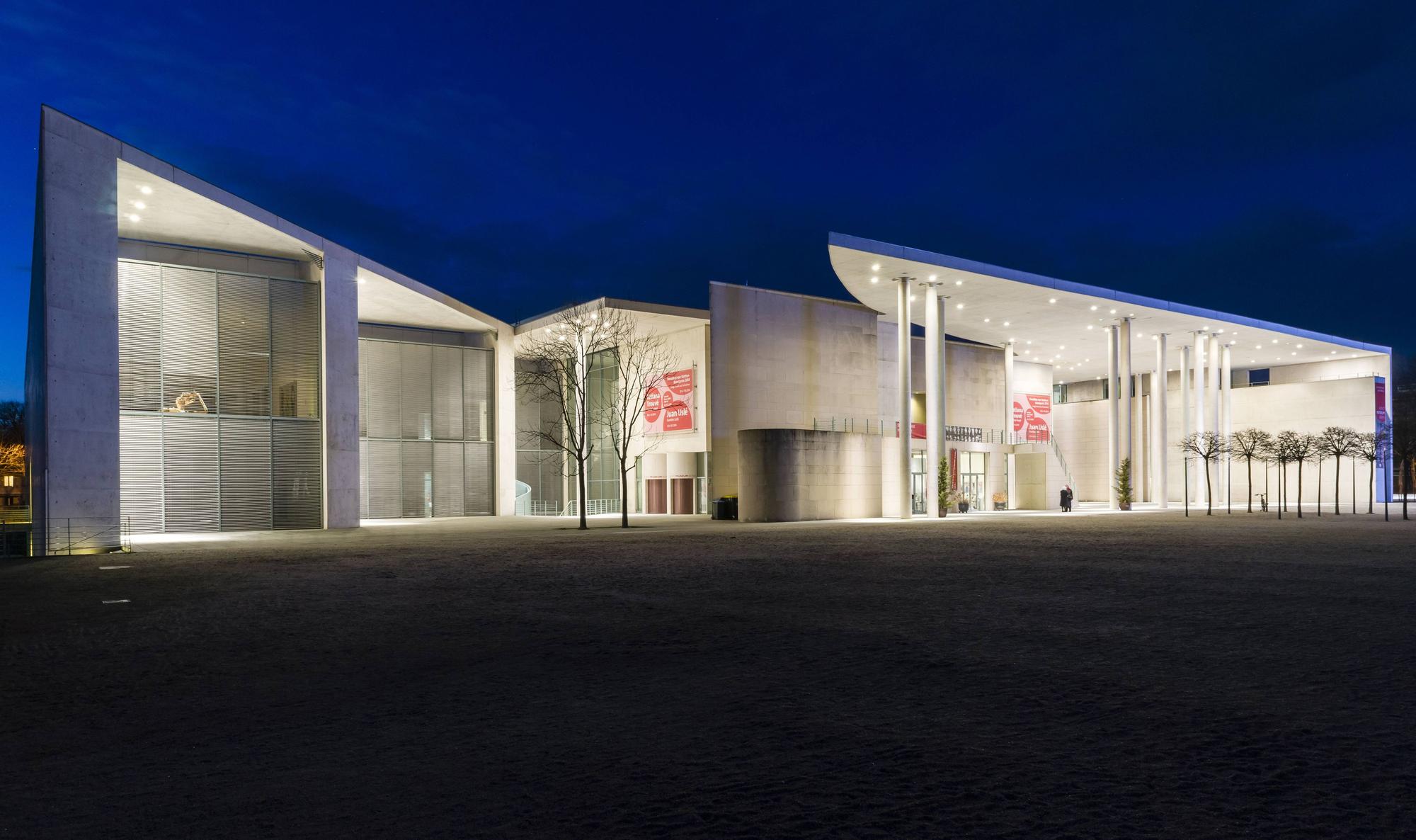 Kunstmuseum Bonn am Abend auf der Museumsmeile.