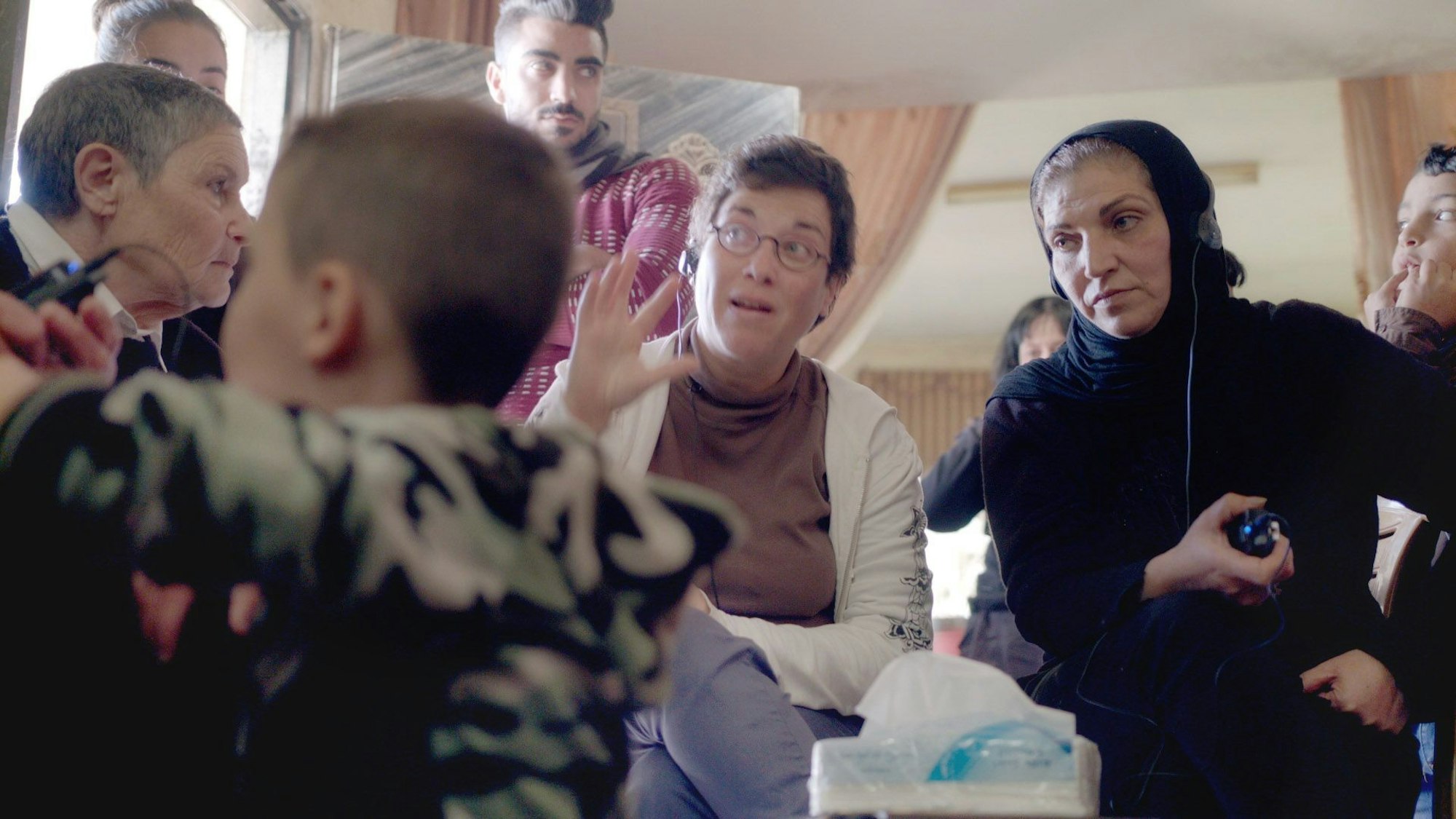 Zu sehen ist eine Szene der Dokumentation, in der die Israelin Meytal Ofer und die Palästinenserin Bushra Awad miteinander sprechen. Beide haben im Nahostkonflikt Angehörige verloren.