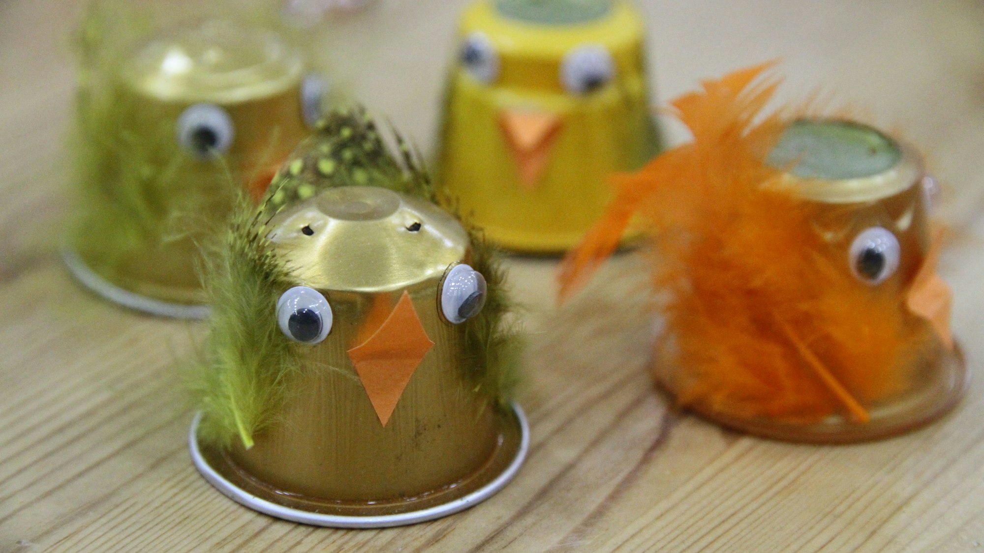 Kleine Küken mit Augen, Schnäbeln und Federn aus Nespresso-Kapseln