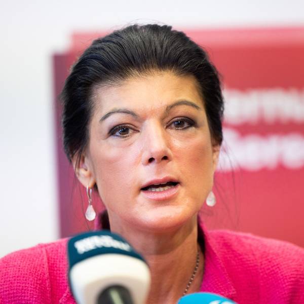 Sahra Wagenknecht, Parteivorsitzende „Bündnis Sahra Wagenknecht – für Vernunft und Gerechtigkeit“ (BSW), spricht während einer Pressekonferenz zu Journalisten.