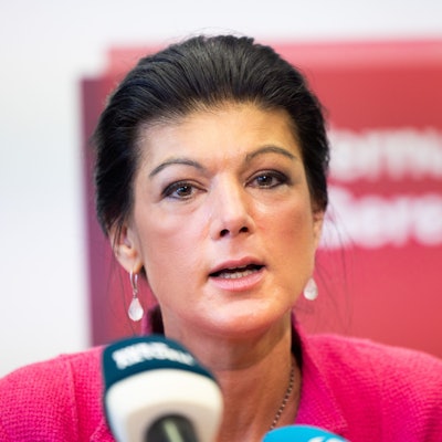Sahra Wagenknecht, Parteivorsitzende „Bündnis Sahra Wagenknecht – für Vernunft und Gerechtigkeit“ (BSW), spricht während einer Pressekonferenz zu Journalisten.