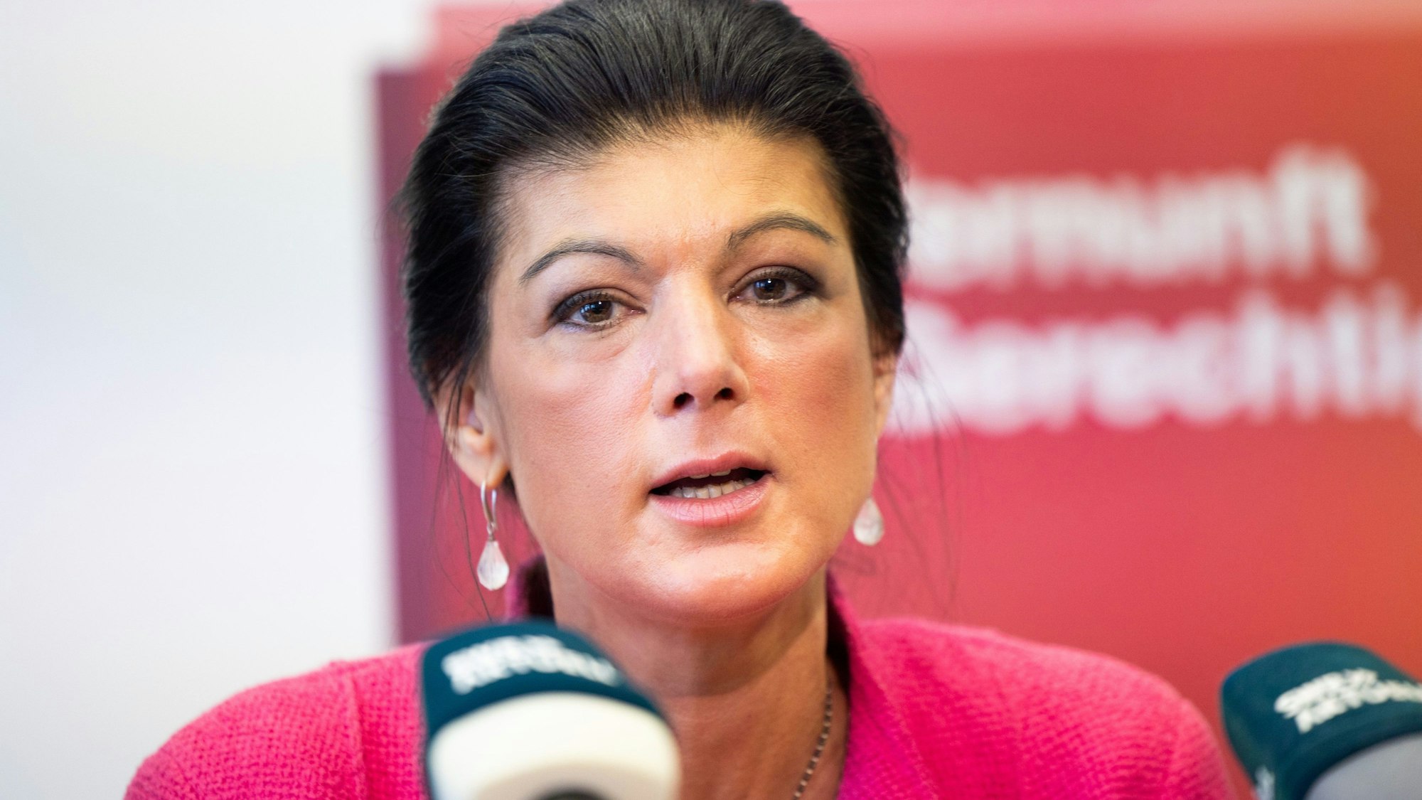 Sahra Wagenknecht, Parteivorsitzende „Bündnis Sahra Wagenknecht – für Vernunft und Gerechtigkeit“ (BSW), spricht während einer Pressekonferenz zu Journalisten.