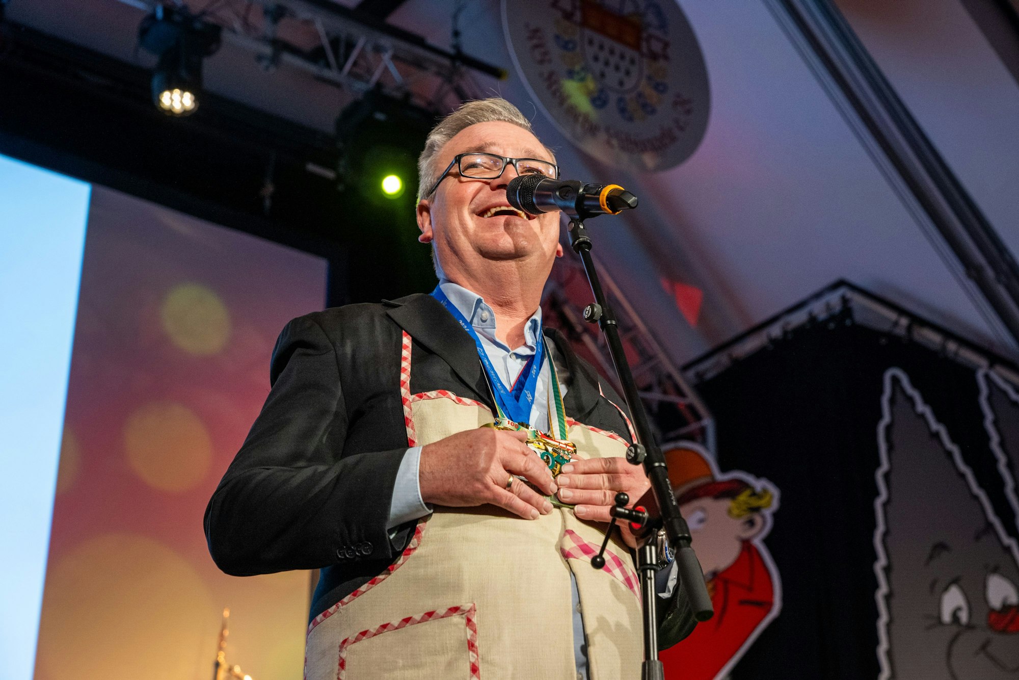 Jürgen Beckers tritt als Hausmann bei der KG Lübüggele im Ostermannsaal auf.