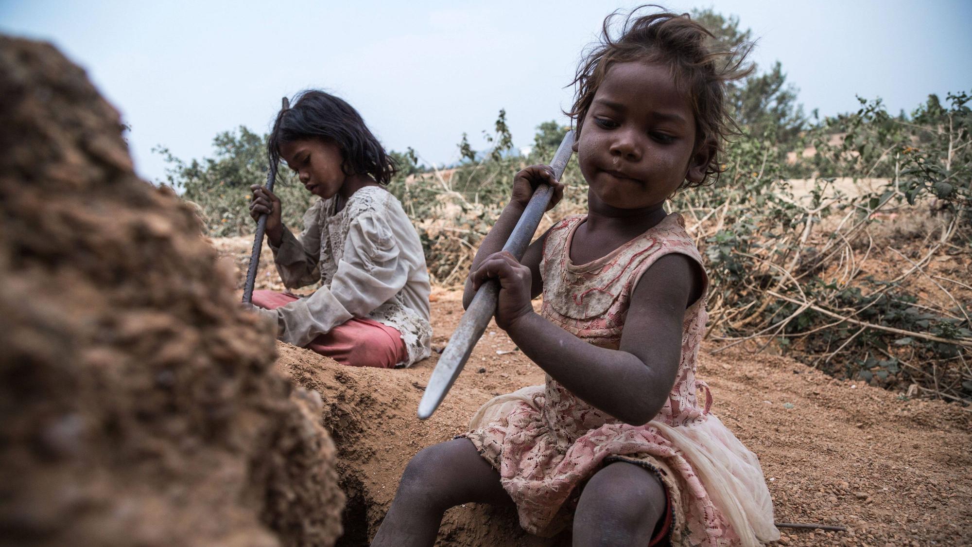 Das Foto aus Koderma/Jharkhand (Indien) zeigt Kinderarbeit. In der illegalen Mine sind Kinder im Alter von fast 5-6 Jahren mit dem Abbau von Glimmer beschäftigt. Glimmer ist ein wesentlicher Bestandteil für die Herstellung von Autolacken, Kosmetika und verschiedenen elektrischen Geräten. Um den Glimmerbedarf zu decken, werden große Mengen an Glimmer aus den größten Glimmeranbaugebieten Indiens abgebaut. Es zählt auch zu den größten Glimmerproduzenten der Welt. Um den Bedarf an Glimmer zu decken, werden viele arme Dorfbewohner und ihre Kinder für die Arbeit in den Minen rekrutiert. Trotz der harten Arbeit, die sie leisten müssen, um Glimmer aus den Rattenlöchern der Minen zu holen, verdienen sie nur wenig, etwa weniger als einen Dollar pro Tag. Übersetzt mit DeepL.com (kostenlose Version)