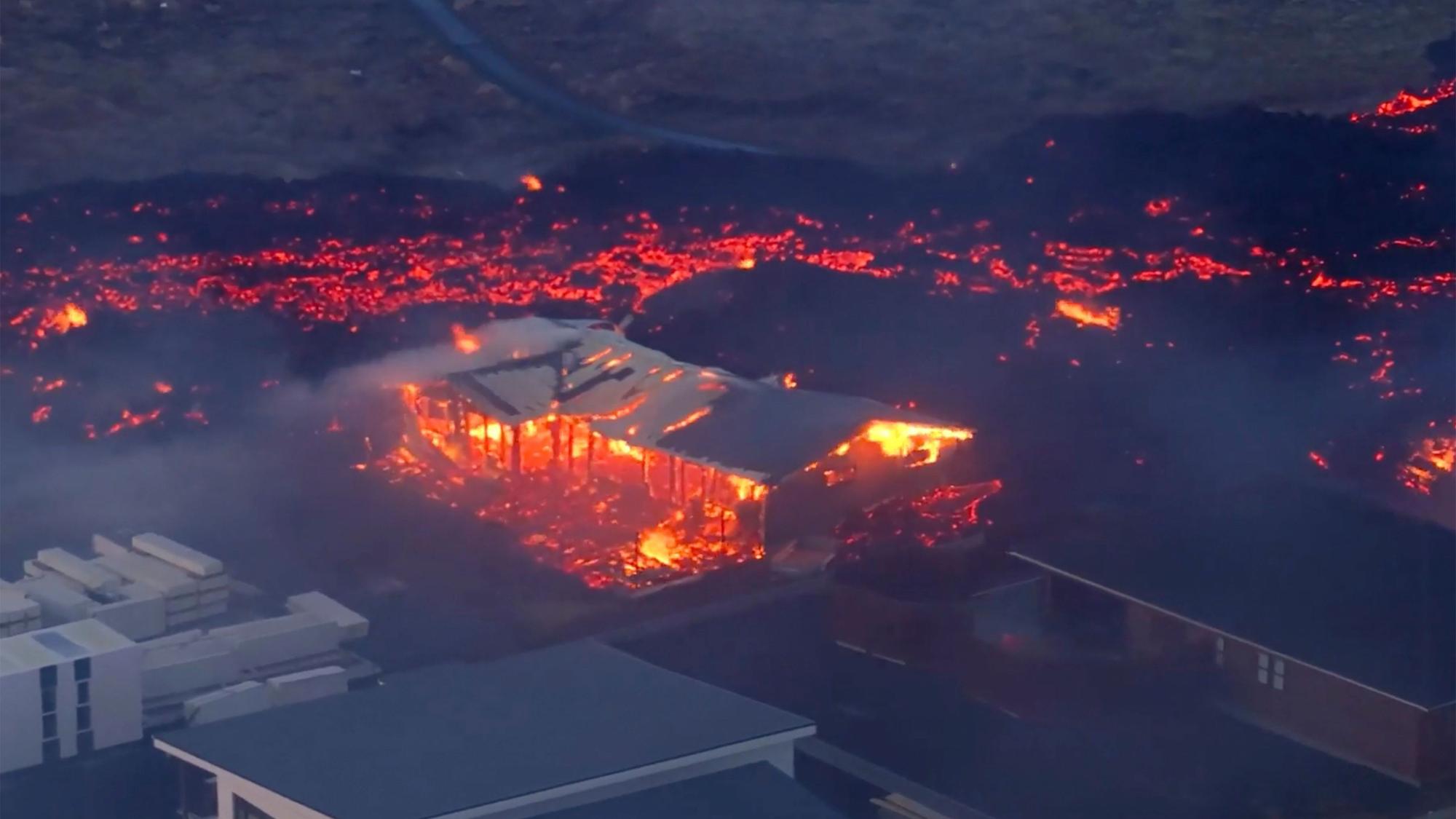 Dieses Bild zeigt ein brennendes Haus in Grindavik nach dem erneuten Vulkanausbruch in Island am Sonntag.