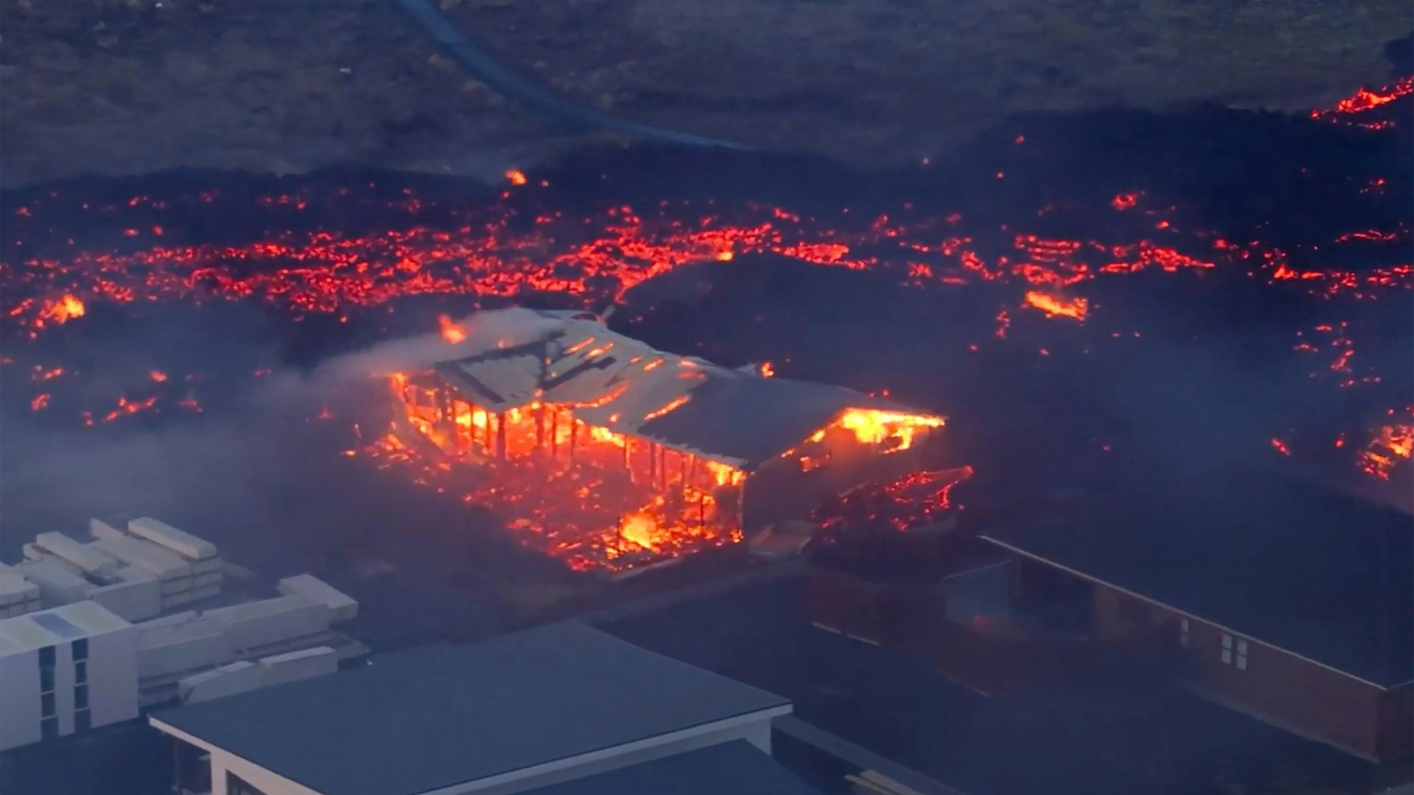 Dieses Bild zeigt ein brennendes Haus in Grindavik nach dem erneuten Vulkanausbruch in Island am Sonntag.