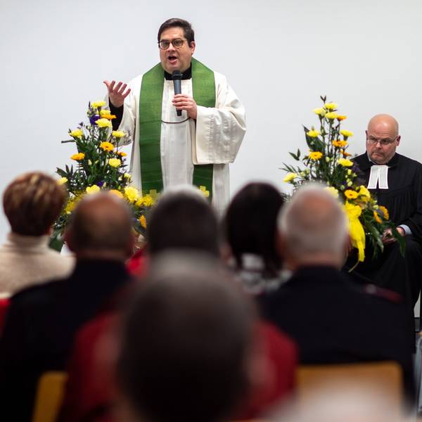 Das Bild zeigt Tobias Hopmann während der Predigt.