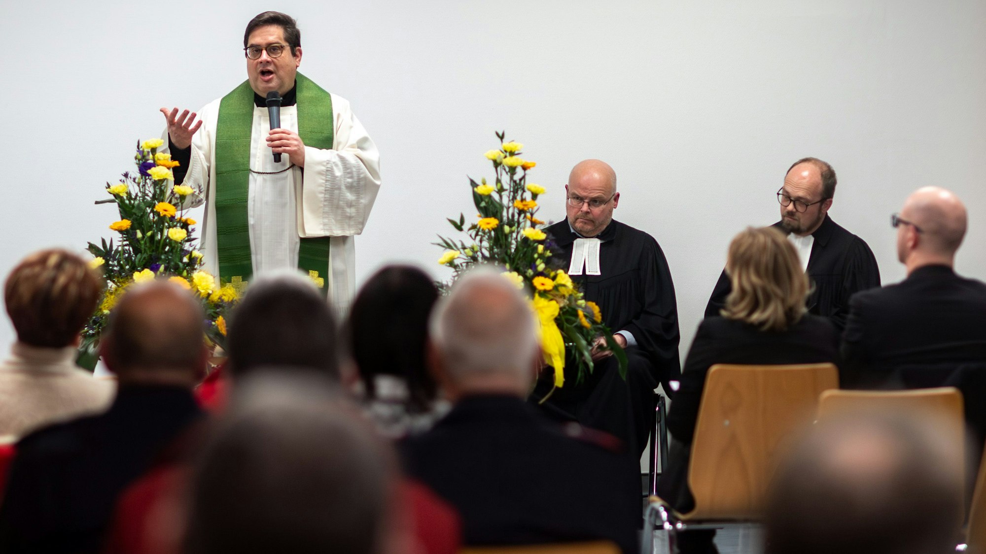 Das Bild zeigt Tobias Hopmann während der Predigt.