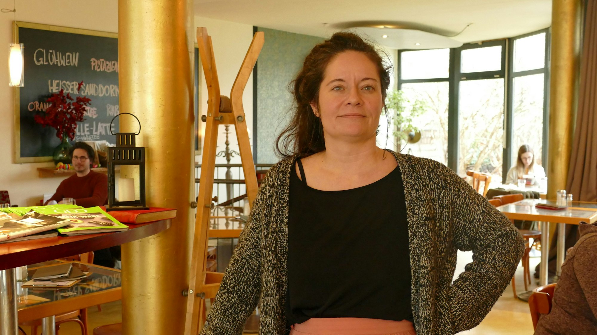 Eine Frau steht in einem Restaurant.