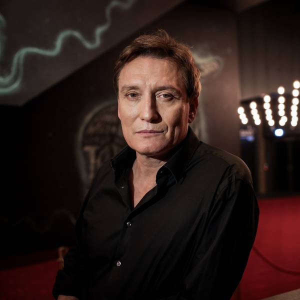 Oliver Masucci, Schauspieler, bei einem kurzen Fototermin nach einem Interview im Foyer des Mehr! Theater am Großmarkt in Hamburg.