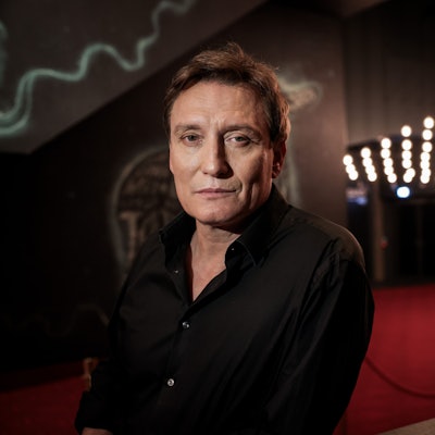 Oliver Masucci, Schauspieler, bei einem kurzen Fototermin nach einem Interview im Foyer des Mehr! Theater am Großmarkt in Hamburg.