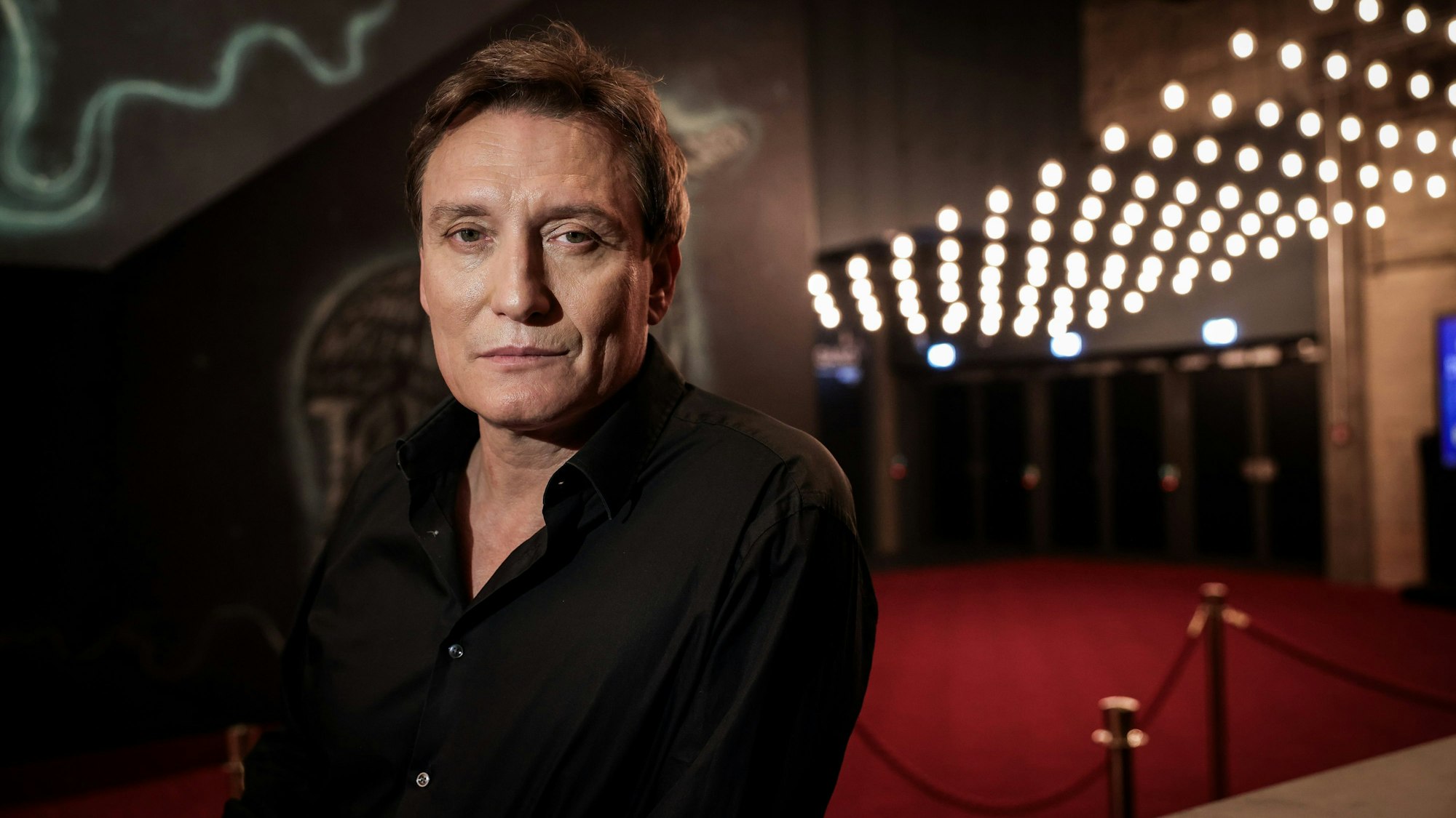 Oliver Masucci, Schauspieler, bei einem kurzen Fototermin nach einem Interview im Foyer des Mehr! Theater am Großmarkt in Hamburg.