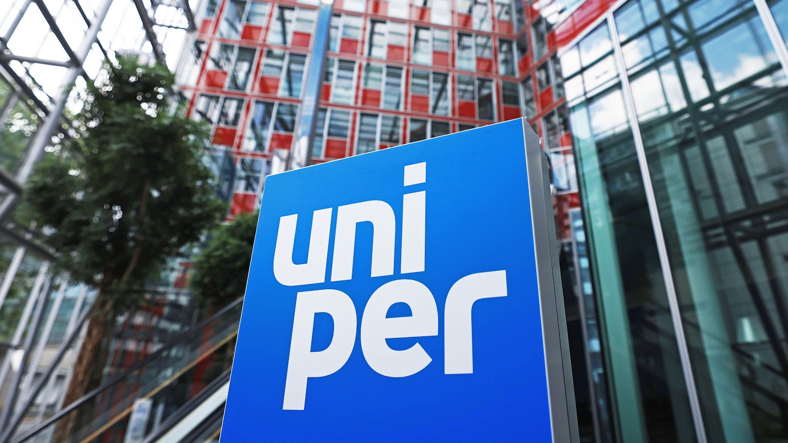 Eine Stele mit dem Firmen-Logo steht im Foyer der Hauptverwaltung des Energieversorgungsunternehmens Uniper in Düsseldorf.