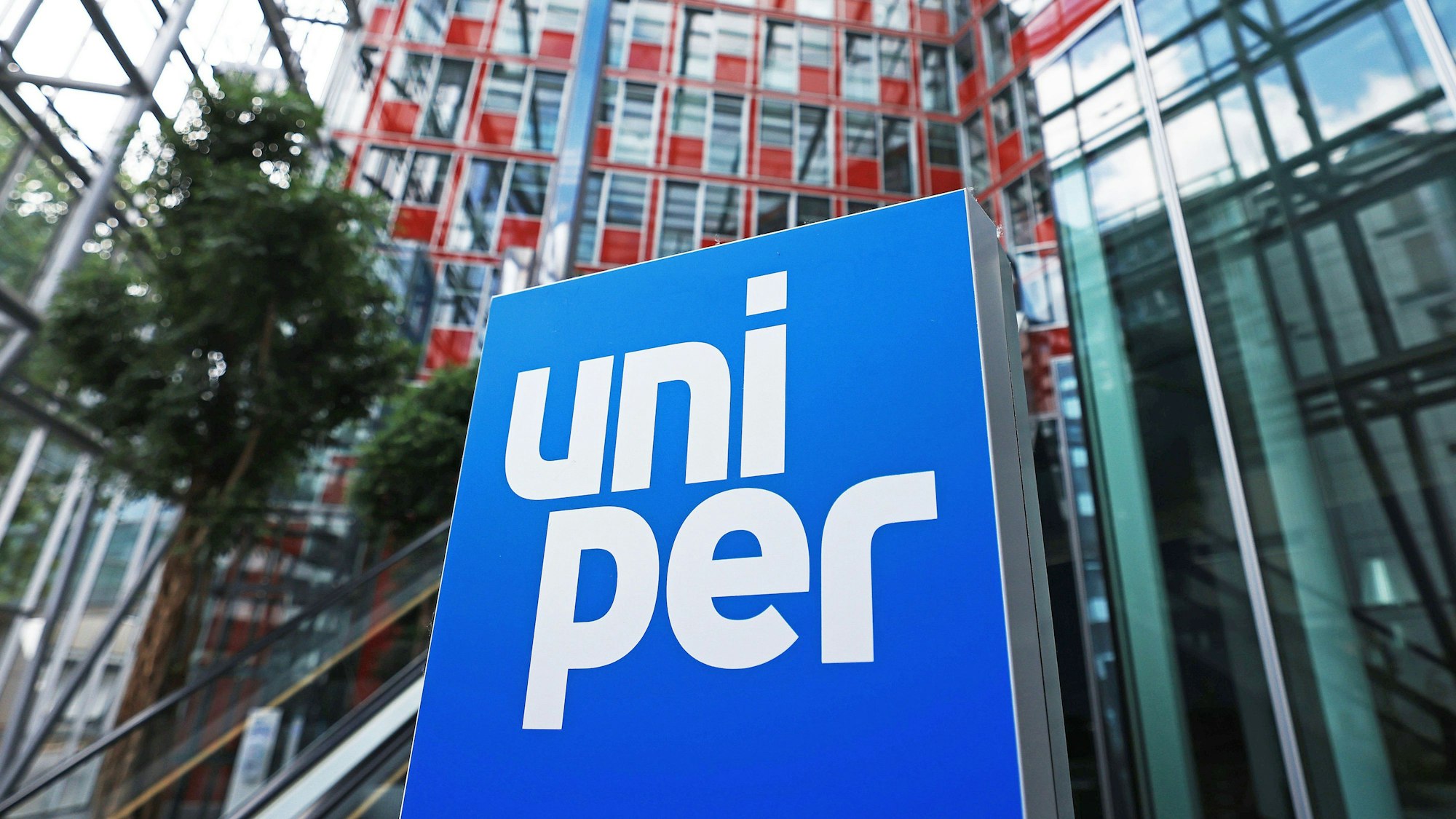 Eine Stele mit dem Firmen-Logo steht im Foyer der Hauptverwaltung des Energieversorgungsunternehmens Uniper in Düsseldorf.