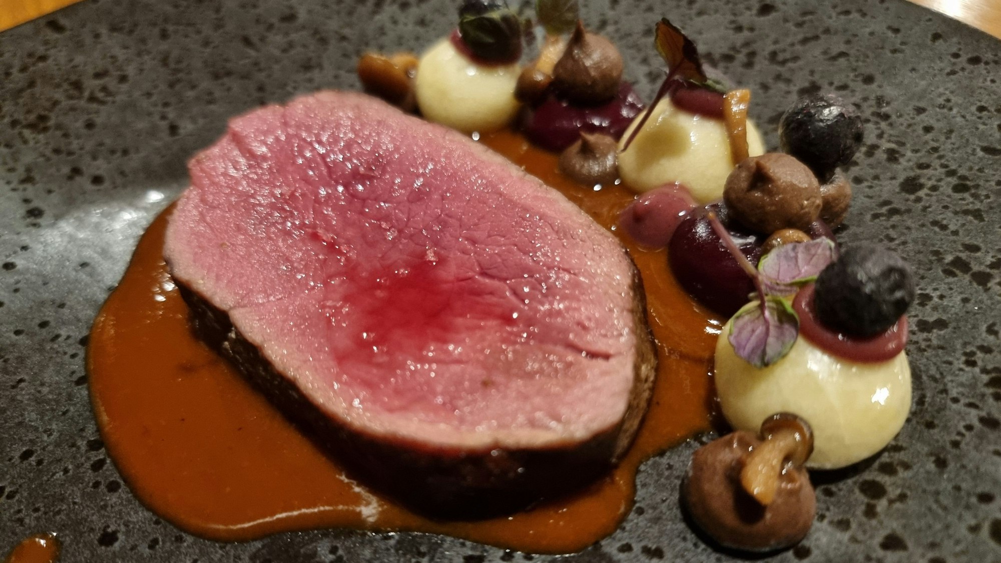 Hauptgang im Menü: Rosa gegarter Hirschrücken mit scharfer Curry-Sauce.