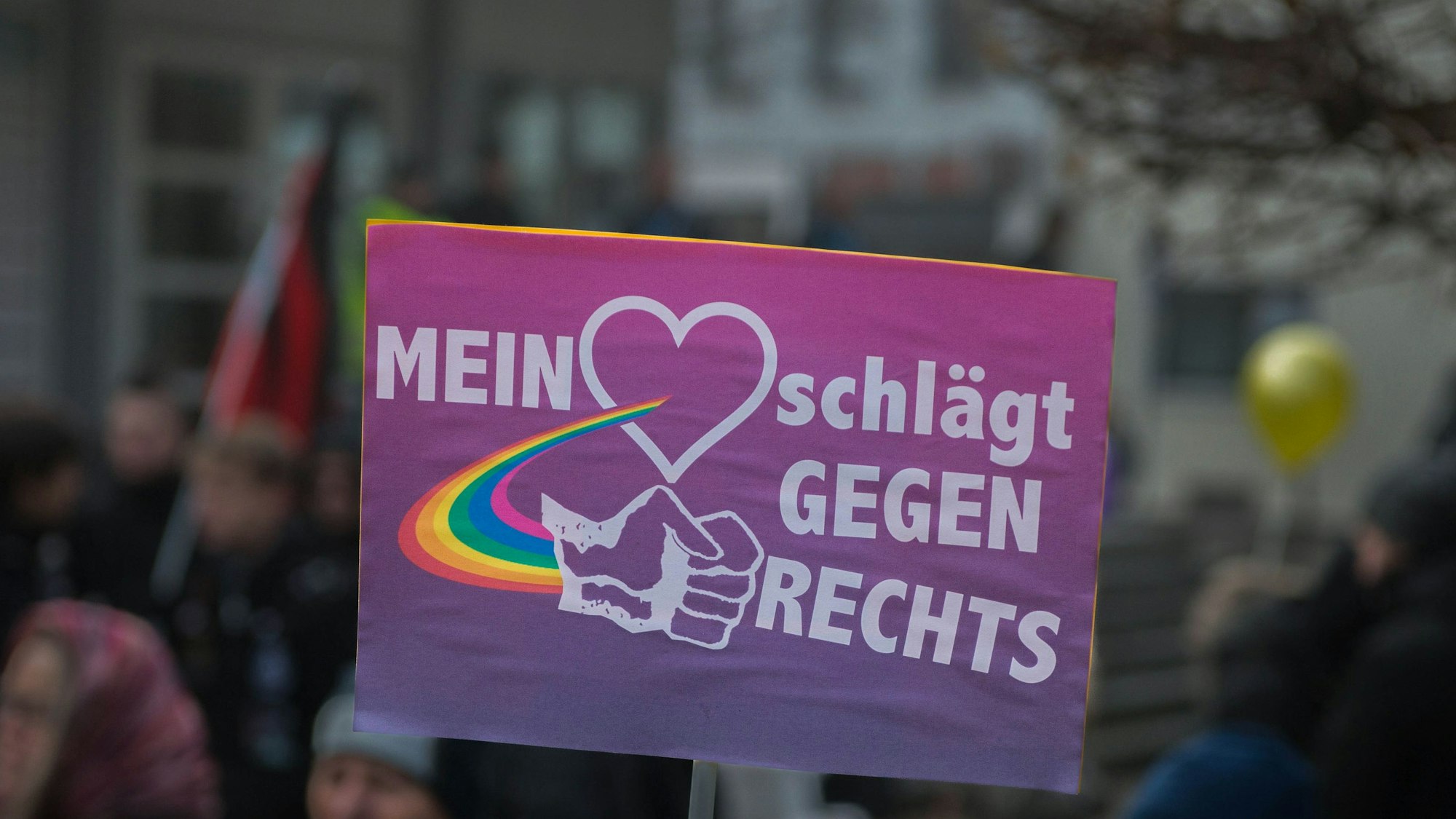 Das Bild zeigt ein Demo-Schild, auf dem steht „Mein Herz schlägt gegen Rechts“.