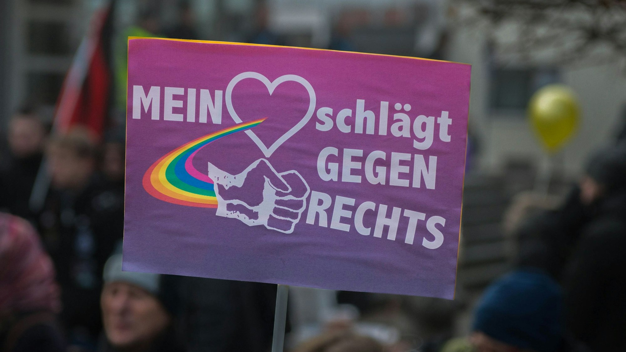 Das Bild zeigt ein Plakat bei einer Demonstration. Es ist „Mein Herz schlägt gegen Rechts“ darauf zu lesen.
