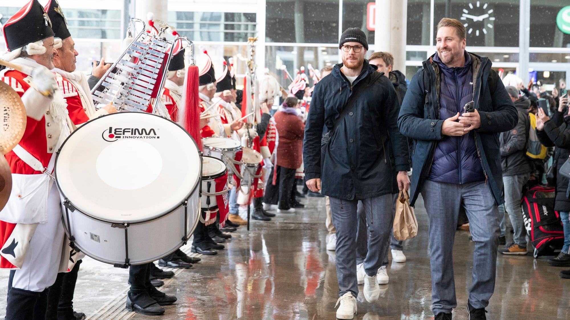 Die deutsche Handballnationalmannschaft wurde am Hauptbahnhof auf Kölsche Art empfangen.