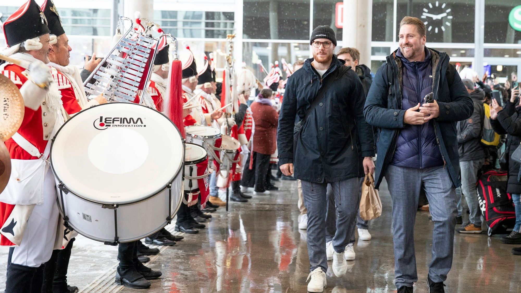 Die deutsche Handballnationalmannschaft wurde am Hauptbahnhof auf Kölsche Art empfangen.