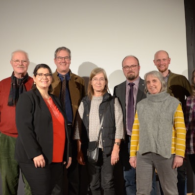 Die Pfarrerinnen und Pfarrer und weitere Vertreter der beiden Gemeinden haben sich für ein Gruppenbild aufgestellt.