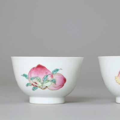 Ein Paar Trinkschalen, Porzellan mit Emailfarben, China, Qing-Dynastie, Yongzheng-Periode (1723-1735)