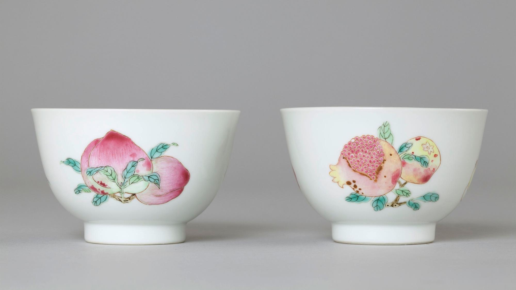 Ein Paar Trinkschalen, Porzellan mit Emailfarben, China, Qing-Dynastie, Yongzheng-Periode (1723-1735)