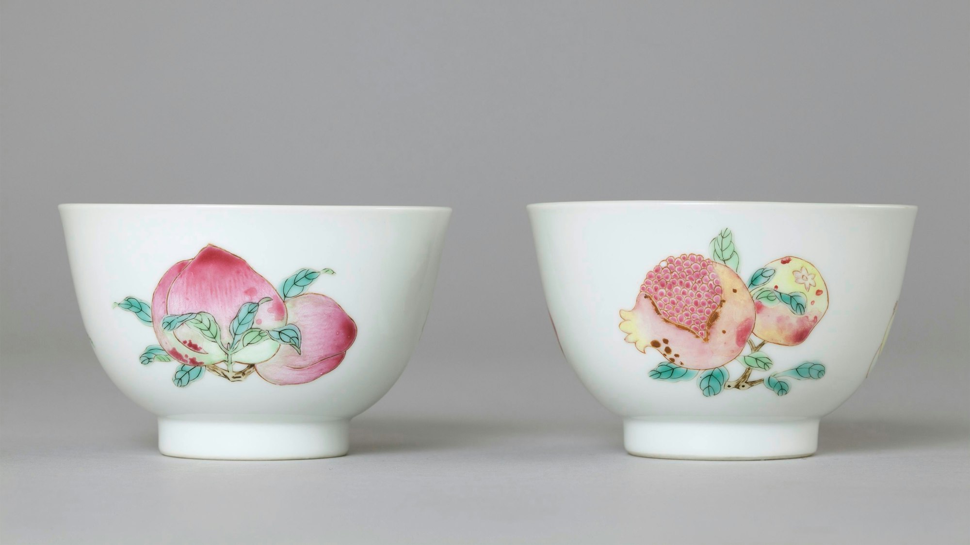 Ein Paar Trinkschalen, Porzellan mit Emailfarben, China, Qing-Dynastie, Yongzheng-Periode (1723-1735)