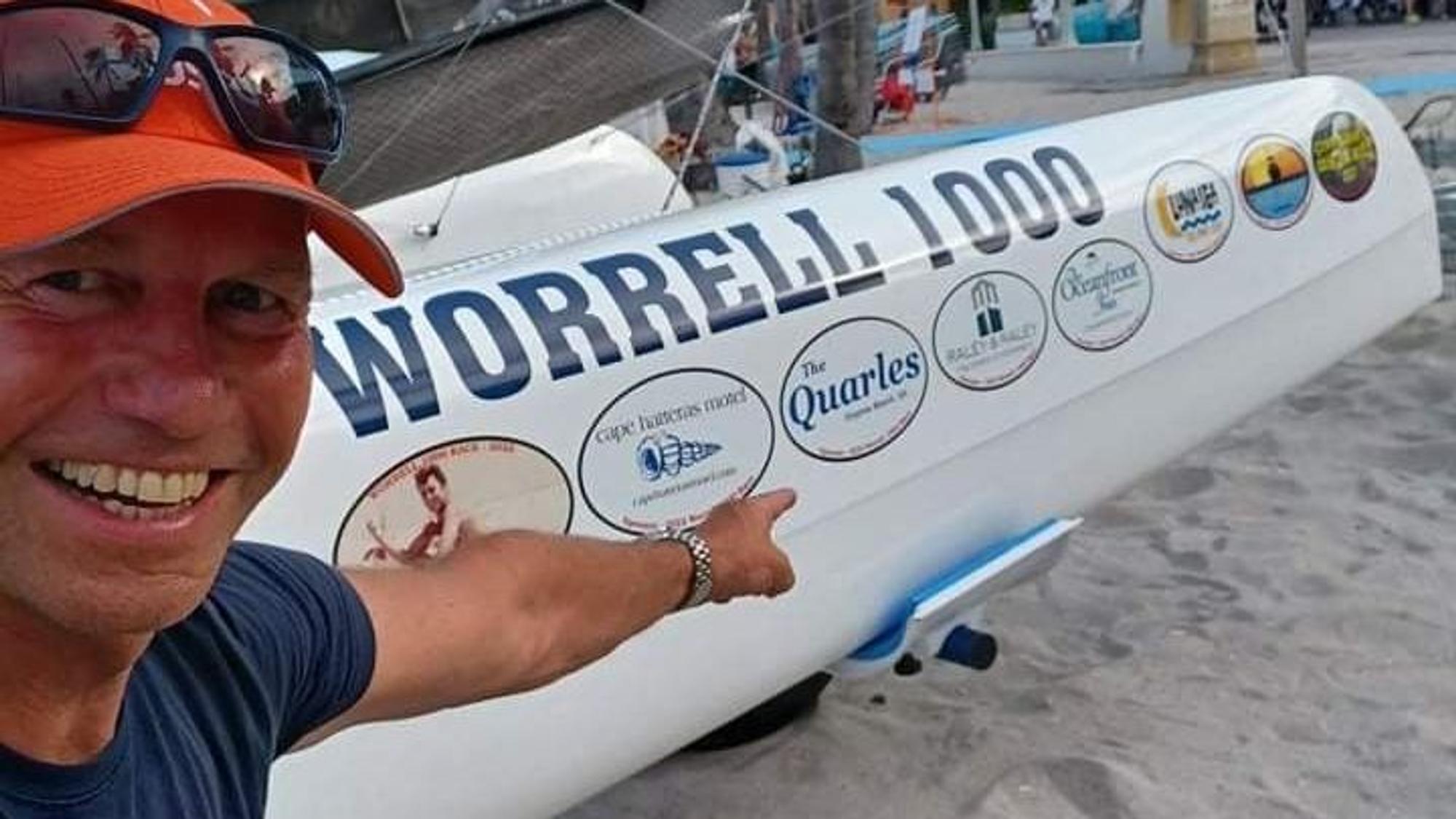 André Hauschke zeigt auf seinen Katamaran, mit dem er an der Worrell 1000 teilgenommen hat.