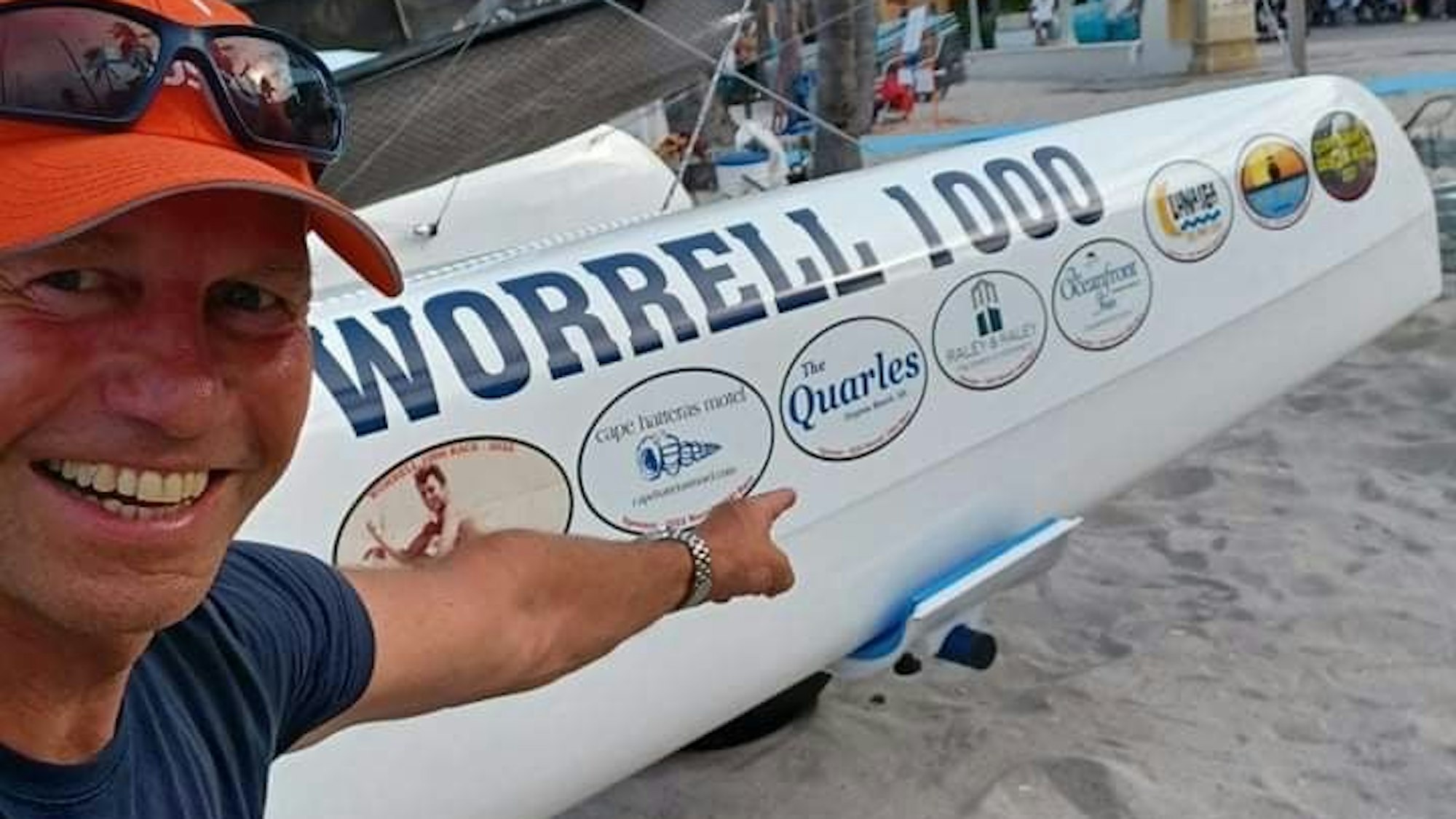 André Hauschke zeigt auf seinen Katamaran, mit dem er an der Worrell 1000 teilgenommen hat.