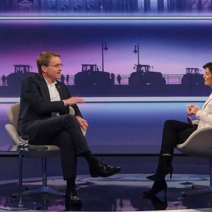 Daniel Günther (l., CDU, Ministerpräsident von Schleswig-Holstein) spricht mit Sandra Maischberger über die AfD.