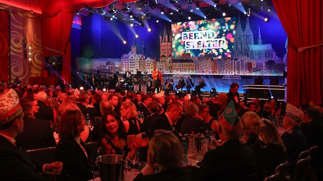 Blick auf die Bühne und das Publikum im Gürzenich bei der Prinzenproklamation 2024.