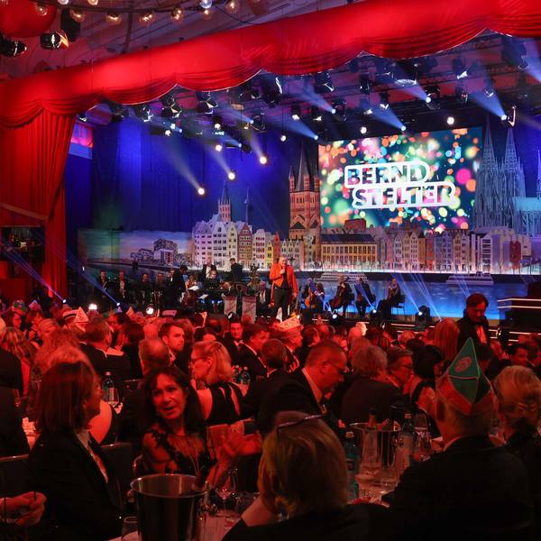 Blick auf die Bühne und das Publikum im Gürzenich bei der Prinzenproklamation 2024.