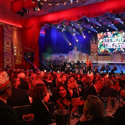 Zu sehen ist ein voller Saal während der Prinzenproklamation mit Blick auf die Bühne.