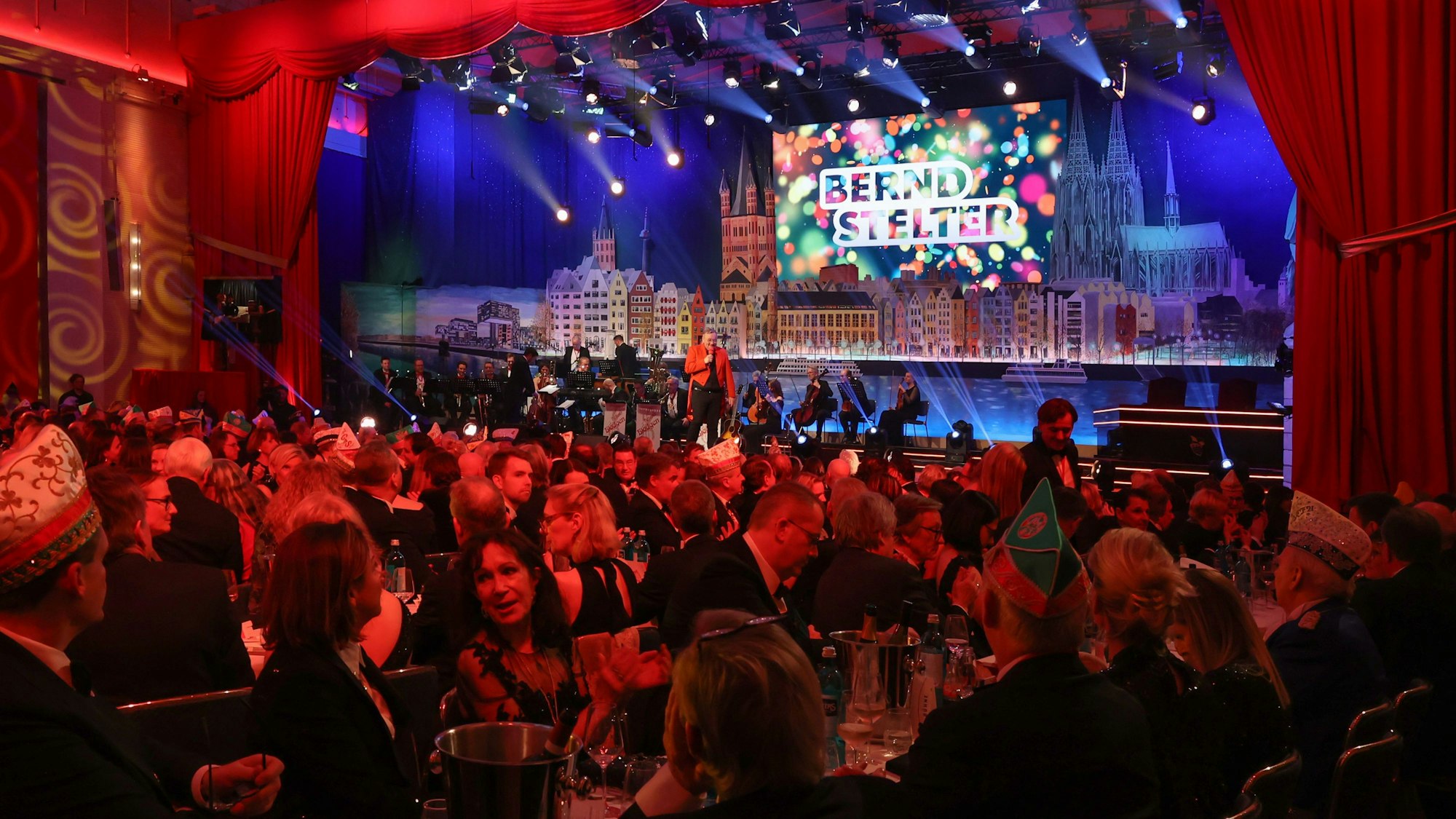 Blick auf die Bühne und das Publikum im Gürzenich bei der Prinzenproklamation 2024.