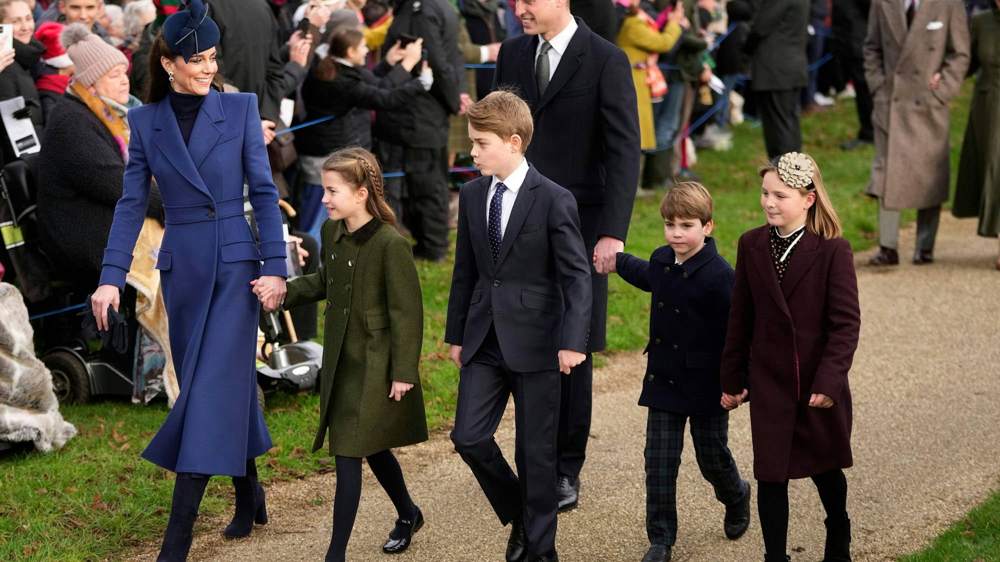 Prinzessin Kate, Prinzessin Charlotte, Prinz George, William, Prinz Louis und Mia Tindall kommen zum Weihnachtsgottesdienst in der St. Mary Magdalene Church in Sandringham in Norfolk.