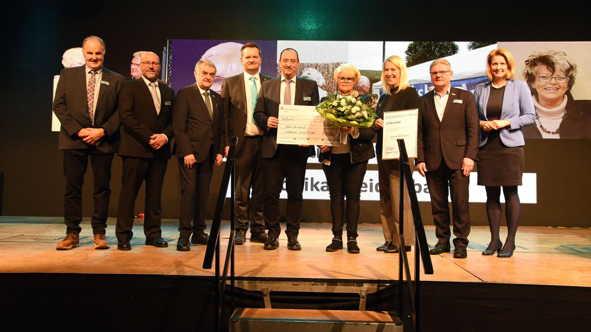 Das Foto zeigt ein Gruppenbild mit Monika Breidenbach in der Mitte.