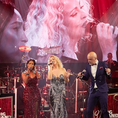 Musiker und Musikerinnen der Bigband der Bundeswehr sind während eines Konzerts im Kino Vogelsang zu sehen.