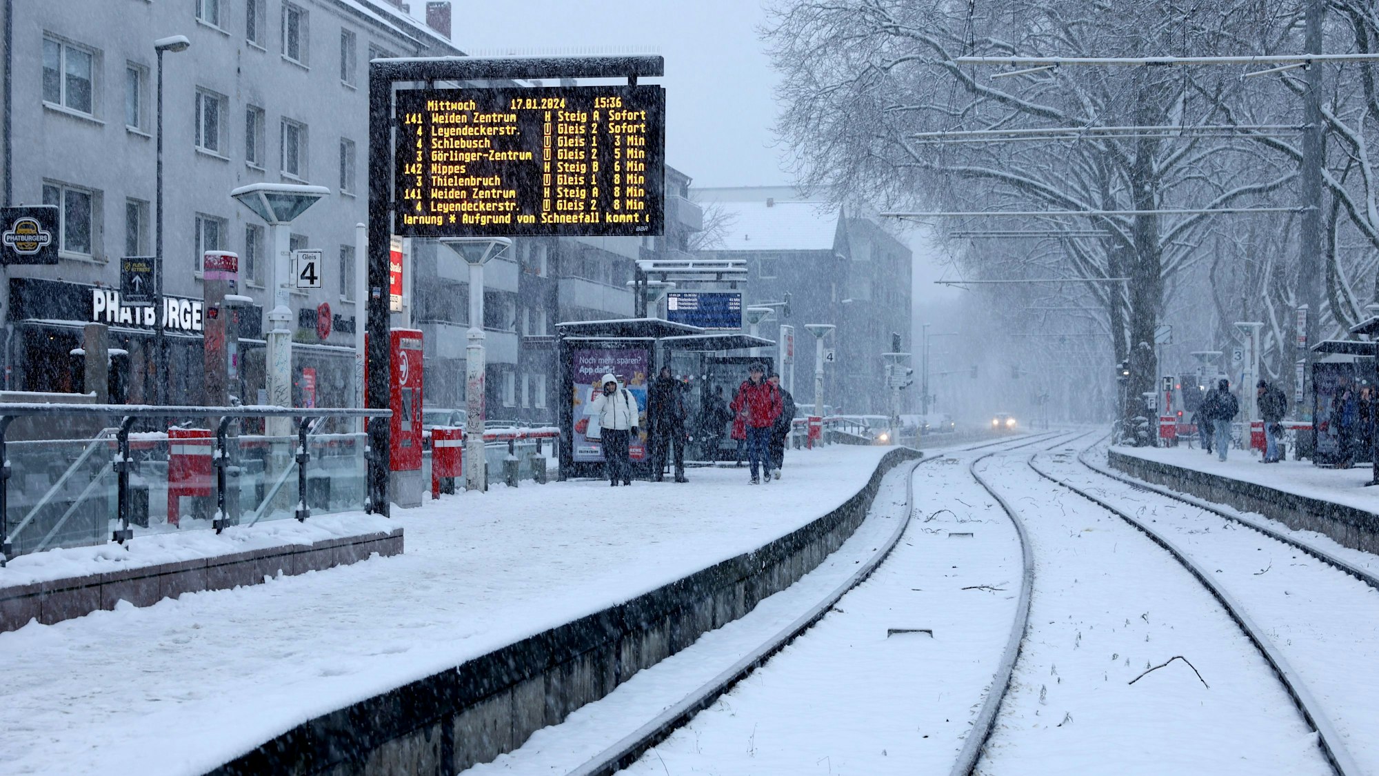 17.01.2024
Köln:
Meteorologen erwarten starke Schneefälle in der Region.
Haltestelle Venloer Str. /Gürtel
mit Schnee
Foto: Martina Goyert