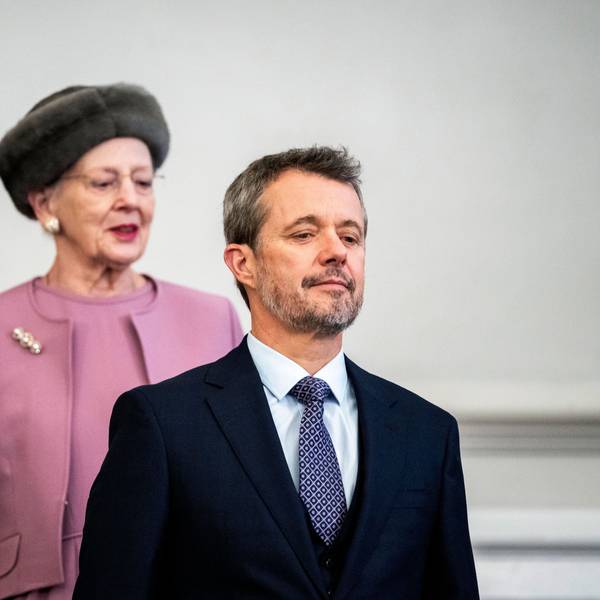 König Frederik X. von Dänemark und Königin Margrethe von Dänemark besuchen das Folketingsalen, das dänische Parlament, im Schloss Christiansborg.