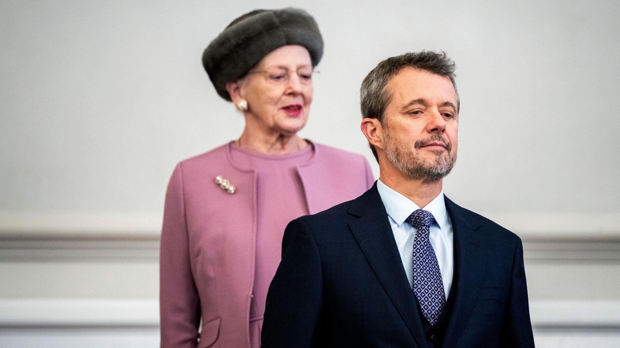 König Frederik X. von Dänemark und Königin Margrethe von Dänemark besuchen das Folketingsalen, das dänische Parlament, im Schloss Christiansborg.
