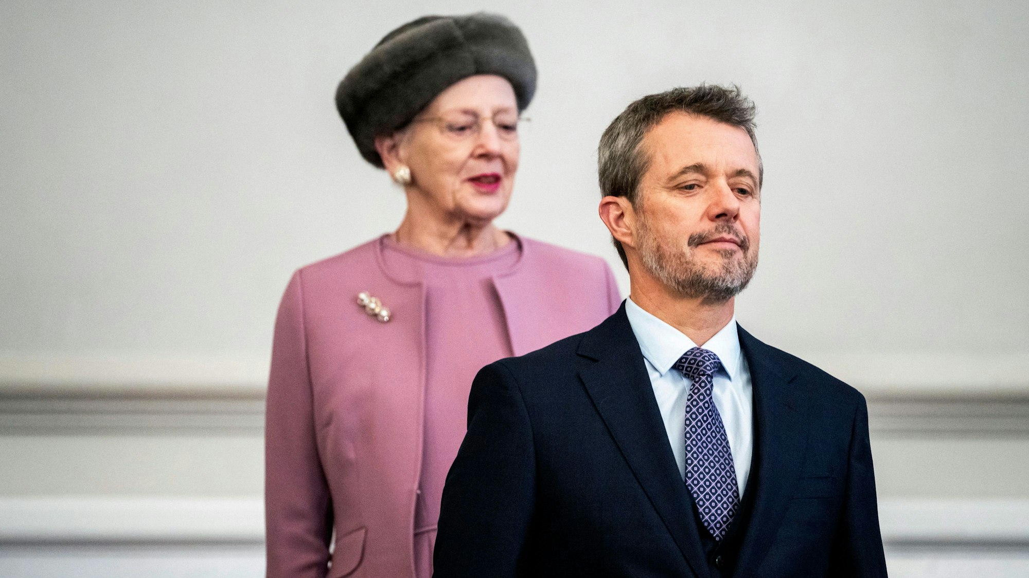 König Frederik X. von Dänemark und Königin Margrethe von Dänemark besuchen das Folketingsalen, das dänische Parlament, im Schloss Christiansborg.